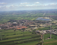 50957 Luchtfoto van IJsselstein, uit het zuidoosten, met op de voorgrond de polder Hooge Biezen en rechts de radio- en ...