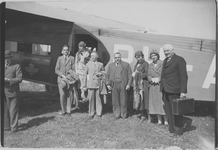 12876 Eelde : vliegveld : vliegtuig met onbekende personen, ca 1935