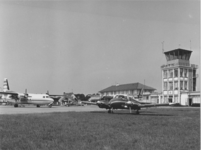 14704 Eelde : vliegveld : verkeerstoren / Bureau Voorlichting gemeente Groningen, 1965-1970