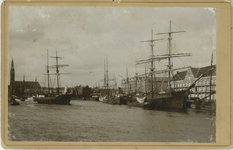 138 Oosterhaven : gezien naar het westen : met schepen, 1875-1890