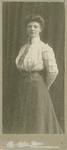 223 Een jonge dame / Atelier Uges, 1902-1914
