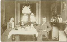 241 Suze Klaassenz met haar echtgenoot [?] aan tafel, 1901