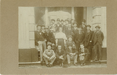 245 Groep personen. Studenten?, 1890-1910