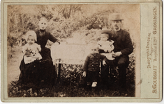 265 Een gezin in een tuin : vader / Goudsmit, S., 1890-1895
