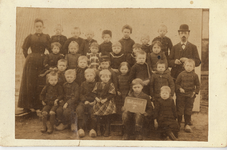 279 Schoolfoto uit Usquert, 1880-1900