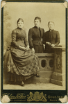 307 Portret van drie vrouwen / Kolkow, F.J. von, 1883-1912