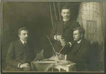 313 Dit trio slaagde in den jare 1910 voor de Hoofdacte: D / Prummel, A.D., 1910