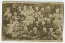 316 Schoolfoto van de openbare lagere school te Mensingeweer / Frank, H.S., 1892-1895