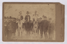 329 Drie verklede mannen op paarden / Kramer, J.G., 1886-1891