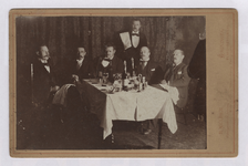 339 Groepsportret van 5 heren rond een gedekte tafel / Mulder, B., 1893-1897