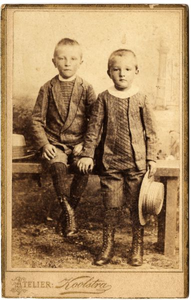 402 Twee broertjes / Koolstra, W., 1888-1900