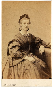 443 Portret van een vrouw / Egenberger, J.H., 1864-1870