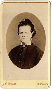 472 Portret van een vrouw / Karsses, J.W., 1873-1875