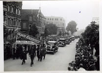 3001 Optocht met publiek / Persfotobureau Folkers , Groningen, zj