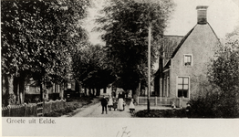 2736 Eelde : Hoofdweg met daaraan het oude gemeentehuis van de gemeente, ca. 1900